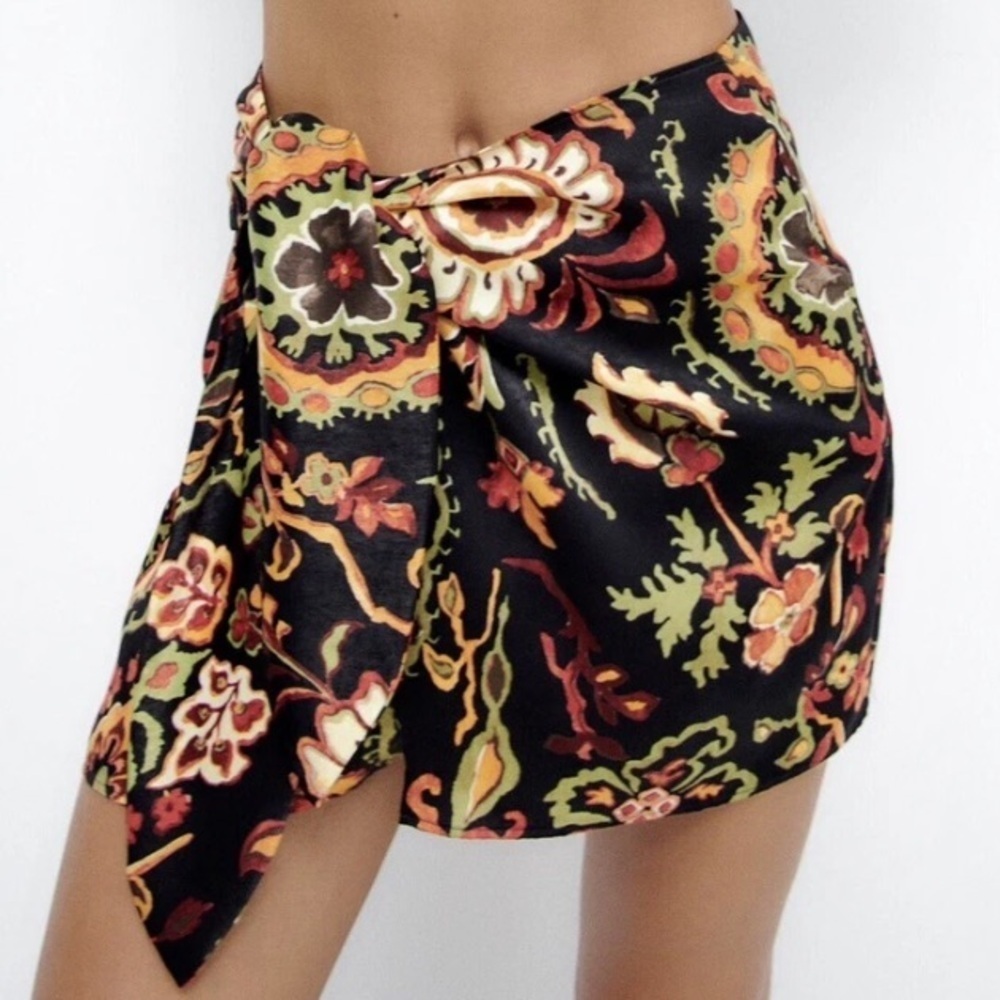 NWT Zara Black Floral Wrap Mini Skirt Size Large